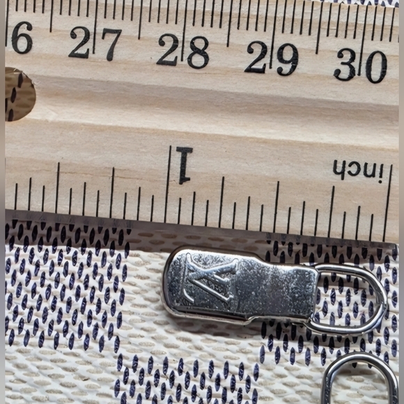 Louis Vuitton Zipper Pull X1 - Picture 3 of 3